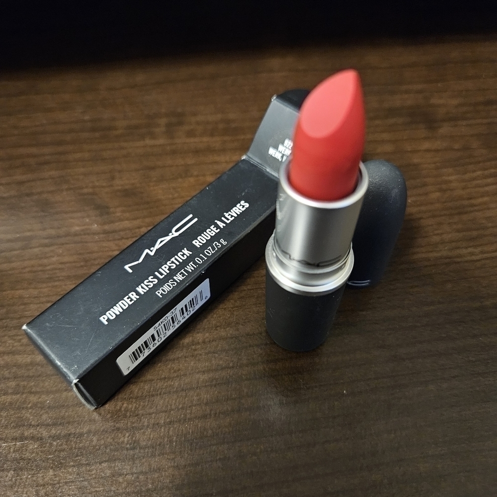 Mac POWDER KISS LIPSTICK om Werk, Werk, Werk 922 (NIB)